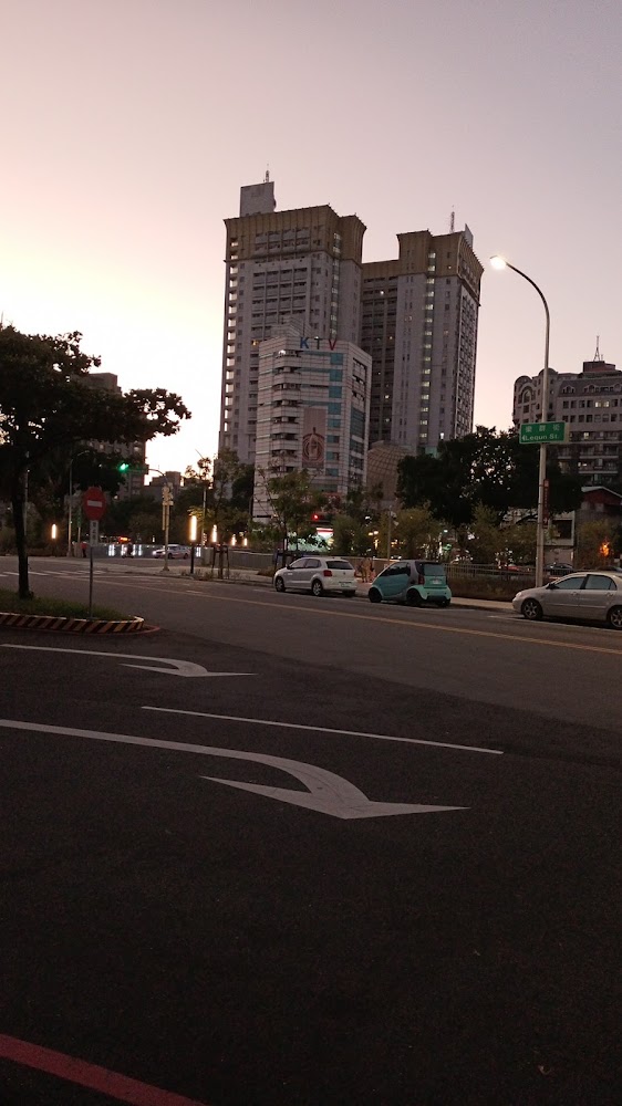 台中黃昏城市街道與高樓