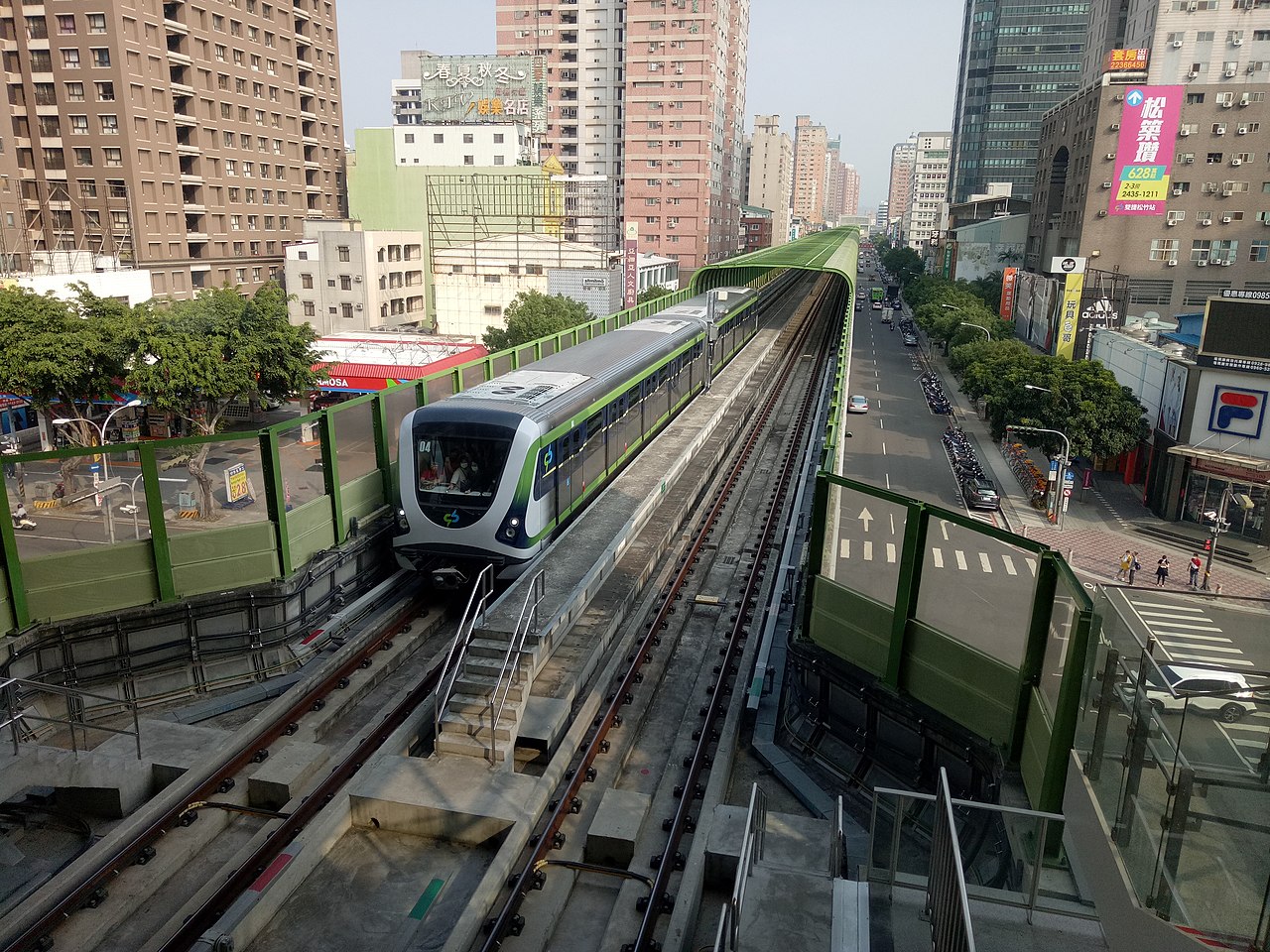 台中捷運列車行駛於高架軌道