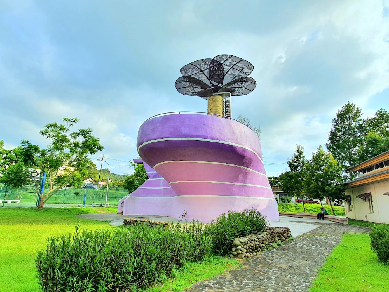 星願紫風車紫色地標建築與草地