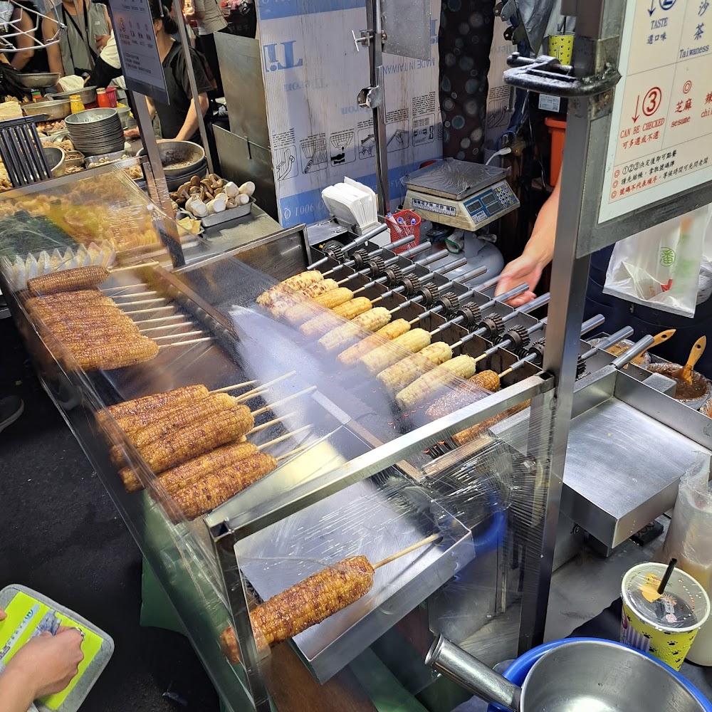 花園夜市旋轉烤架上的烤玉米