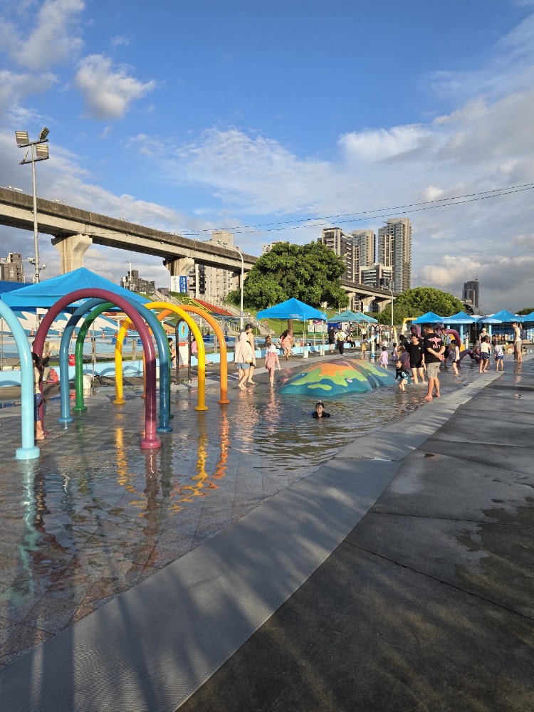 三重海世界水樂園彩色噴水設施與遮陽棚