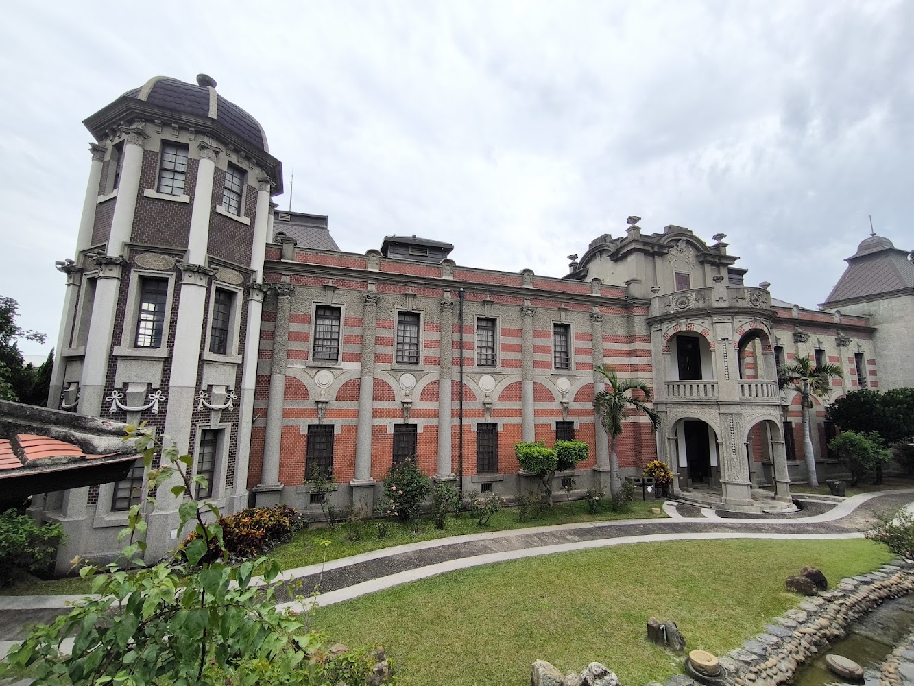 鹿港民俗文物館草坪前方主建築