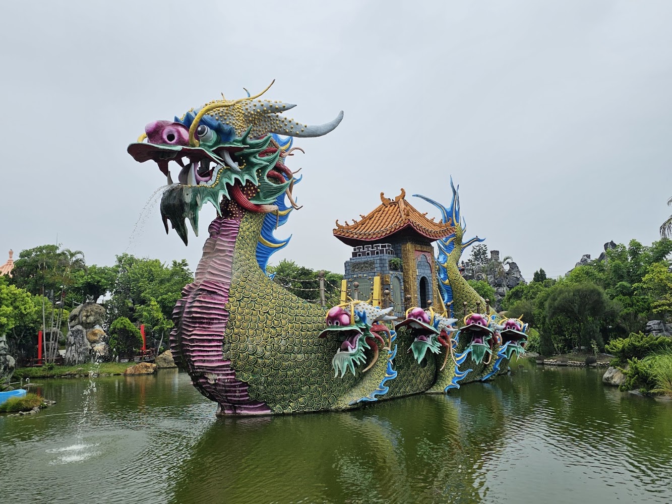 巨大龍形建築矗立湖面上