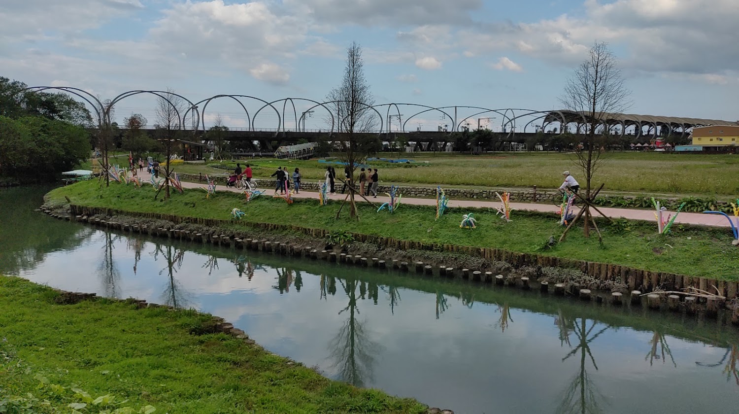 河岸綠地步道與橋景