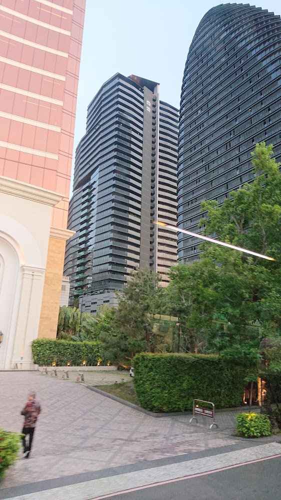 台中現代高樓與綠樹環境