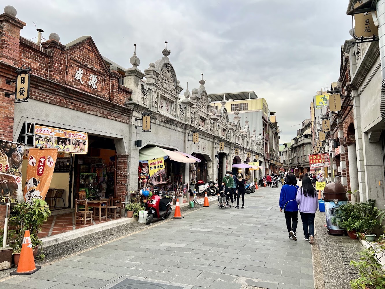 大溪老街紅磚與古典巴洛克風格建築街景