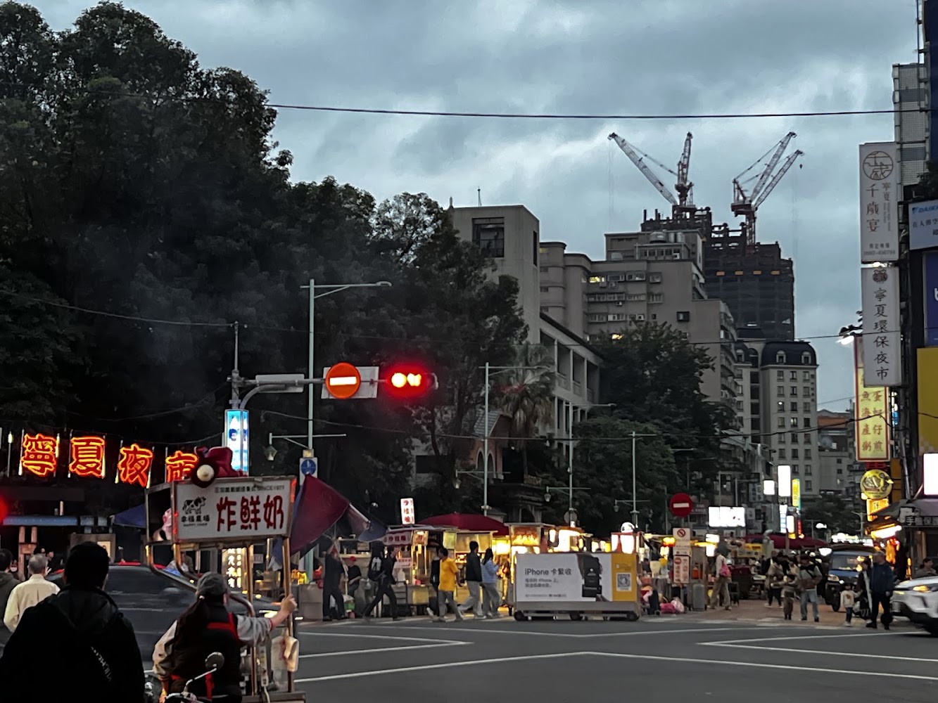 寧夏夜市街頭高樓背景與攤販燈光