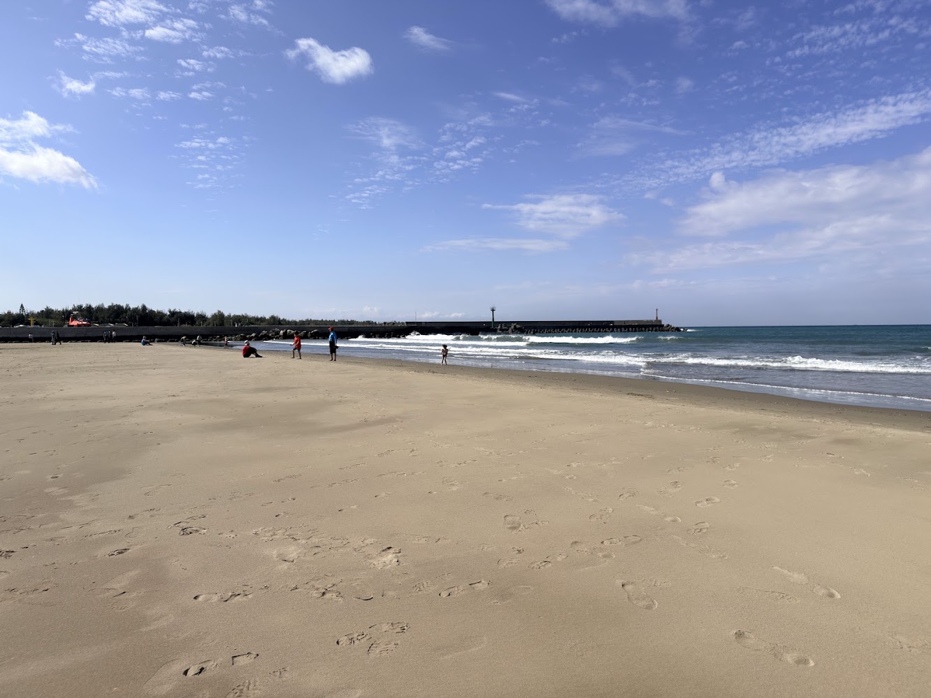 海口沙灘沙岸與遊客散步景色