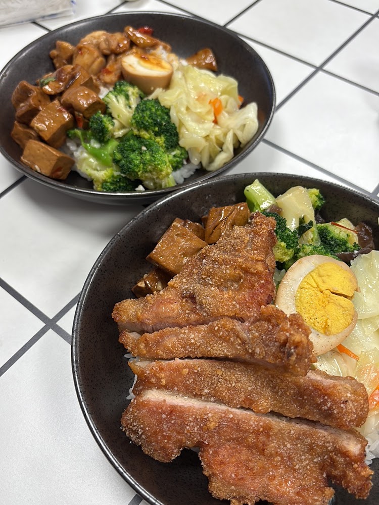 粗飽排骨飯中區店炸排骨飯與配菜