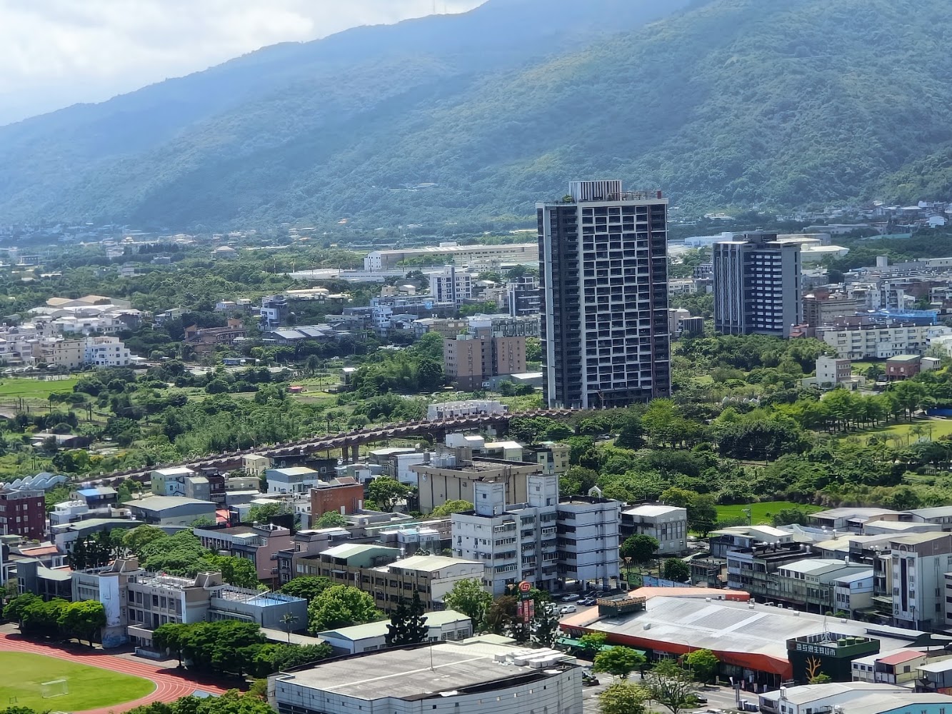 市區高樓住宅與山脈