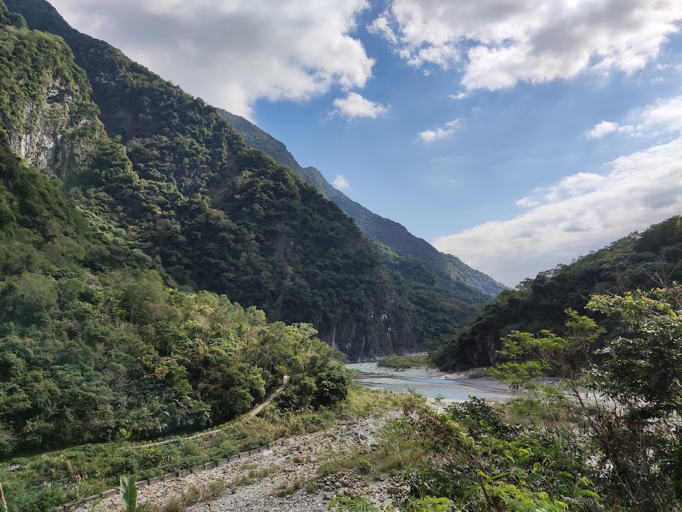 花蓮翠綠山谷環繞溪流，呈現壯麗自然風光