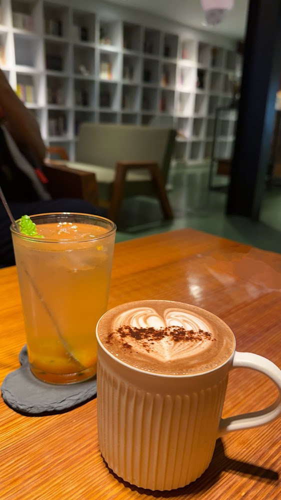 墾墨咖啡 Community Cafe 飲品與書架
