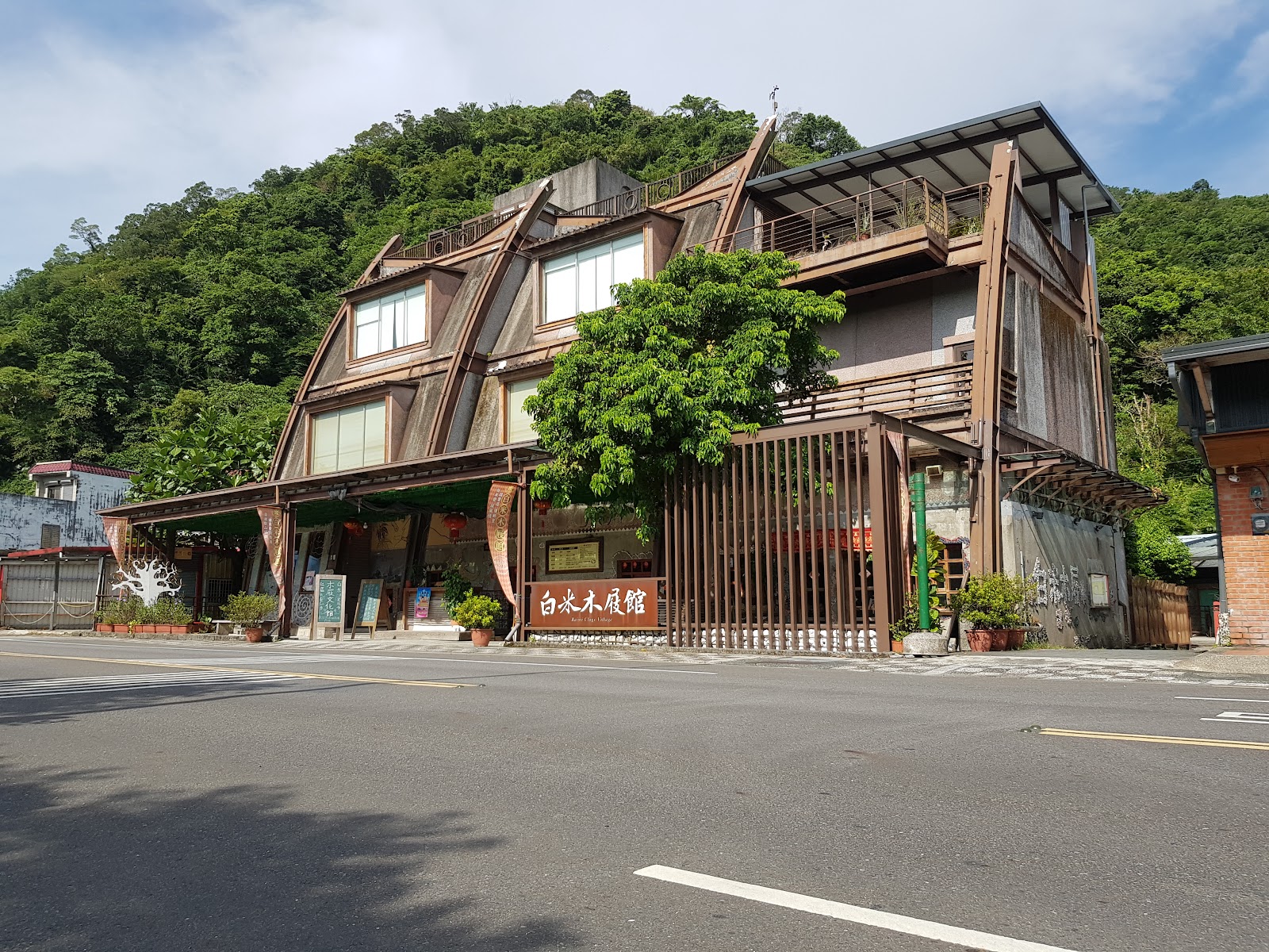 白米木屐館木屐造型屋頂建築正面外觀