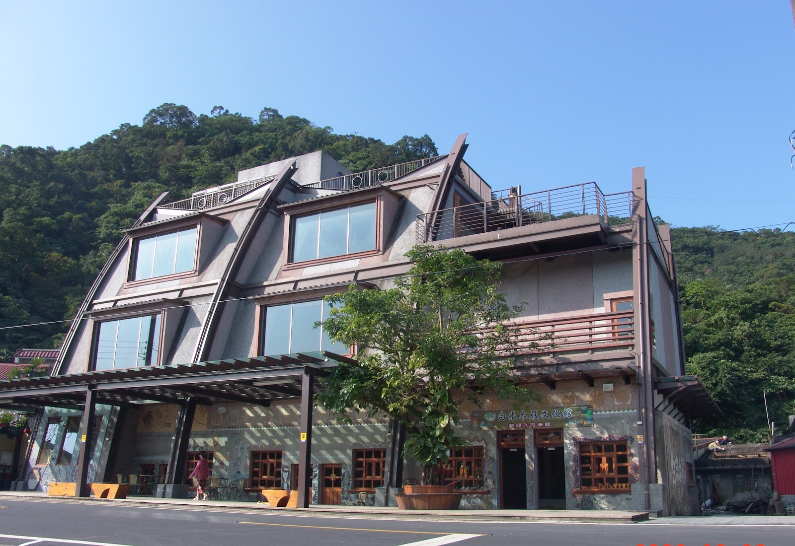 白米木屐館弧形木構造建築側面外觀