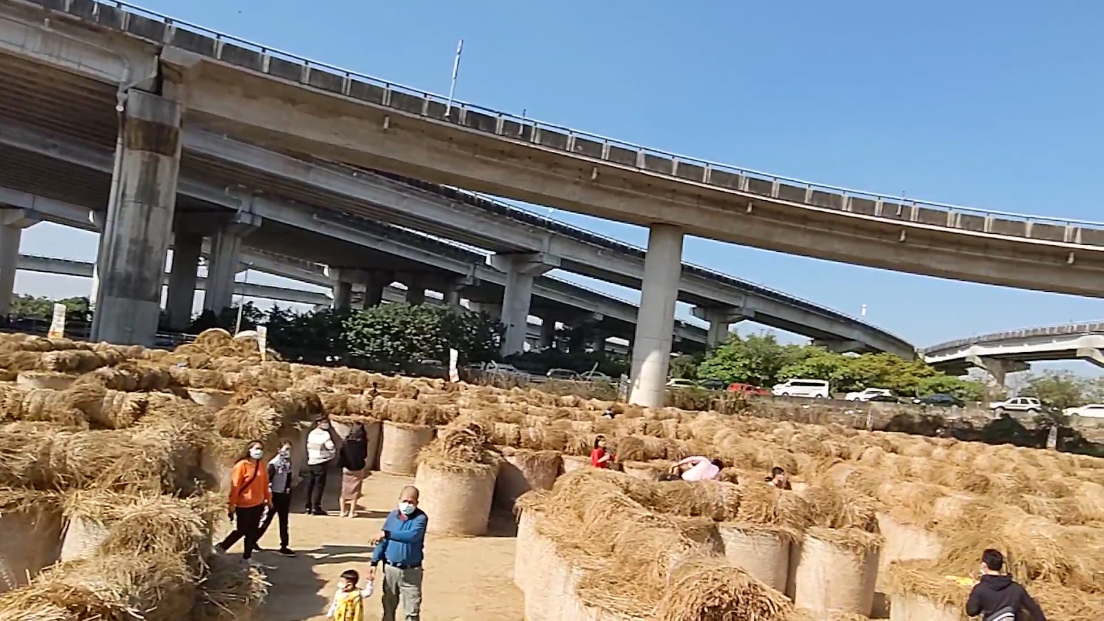 高速公路交流道橋下廣場，稻草捲堆疊而成的迷宮場地，遊客穿梭其間