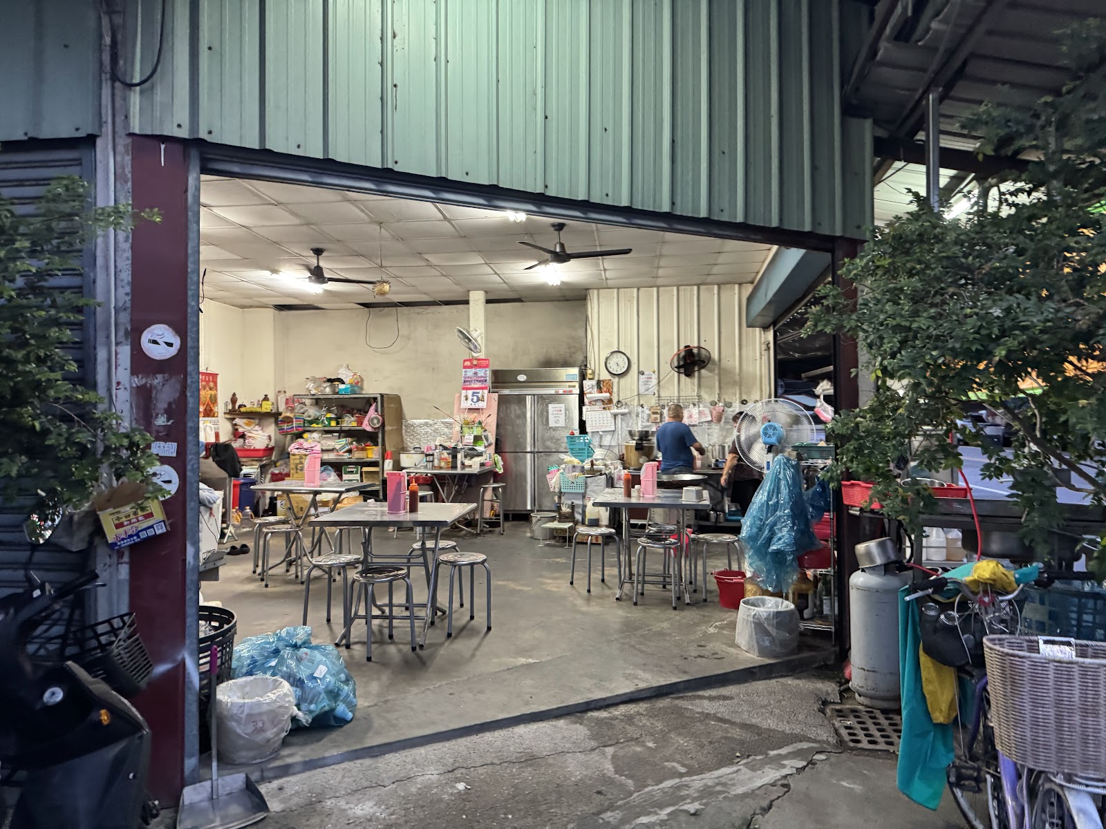 雲林大埤殺豬店內用餐環境，鐵桌鐵椅與電風扇，傳統小吃店氛圍