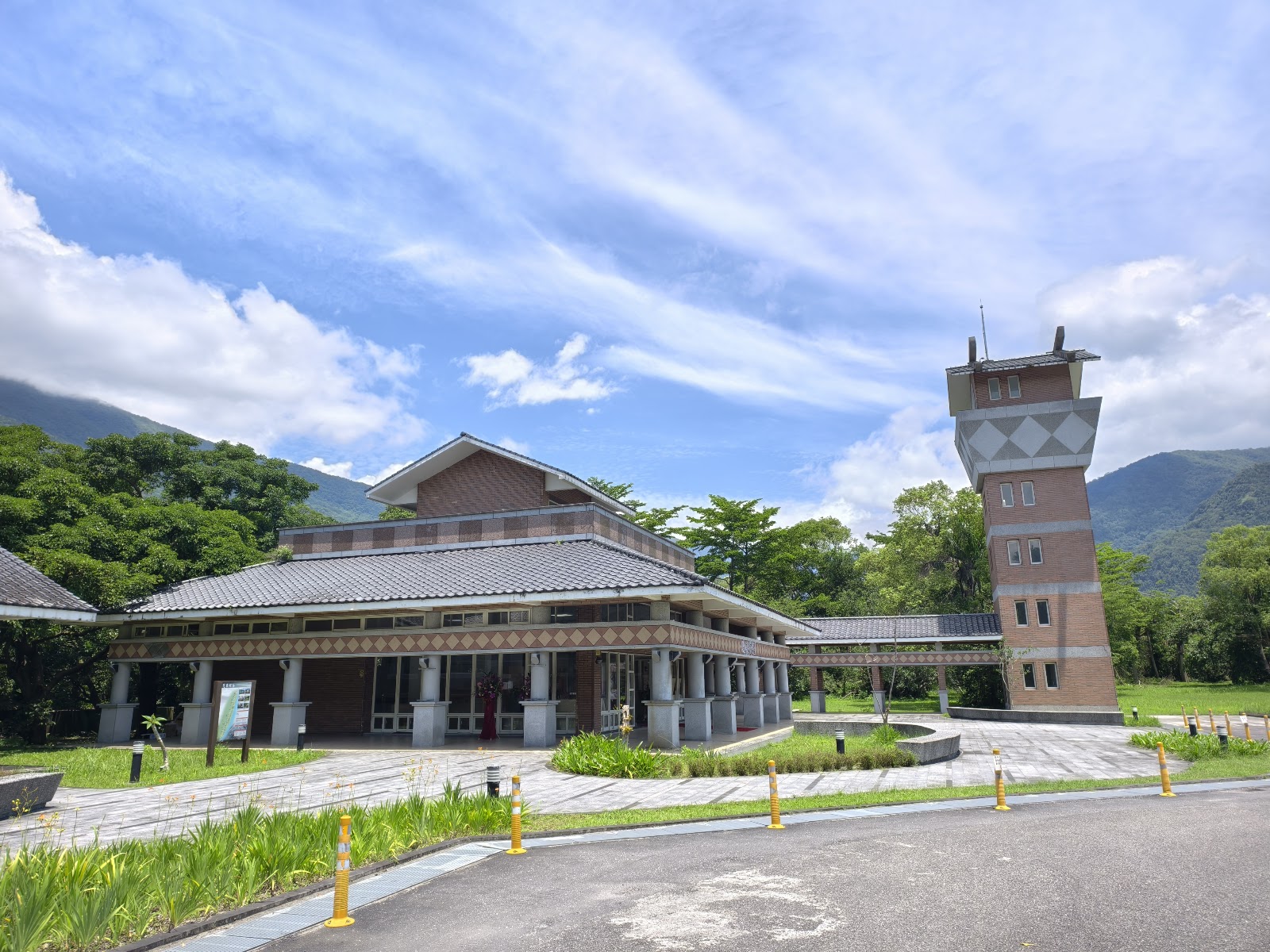 鳳林美術館(林榮休憩區)建築與瞭望塔,背景為中央山脈