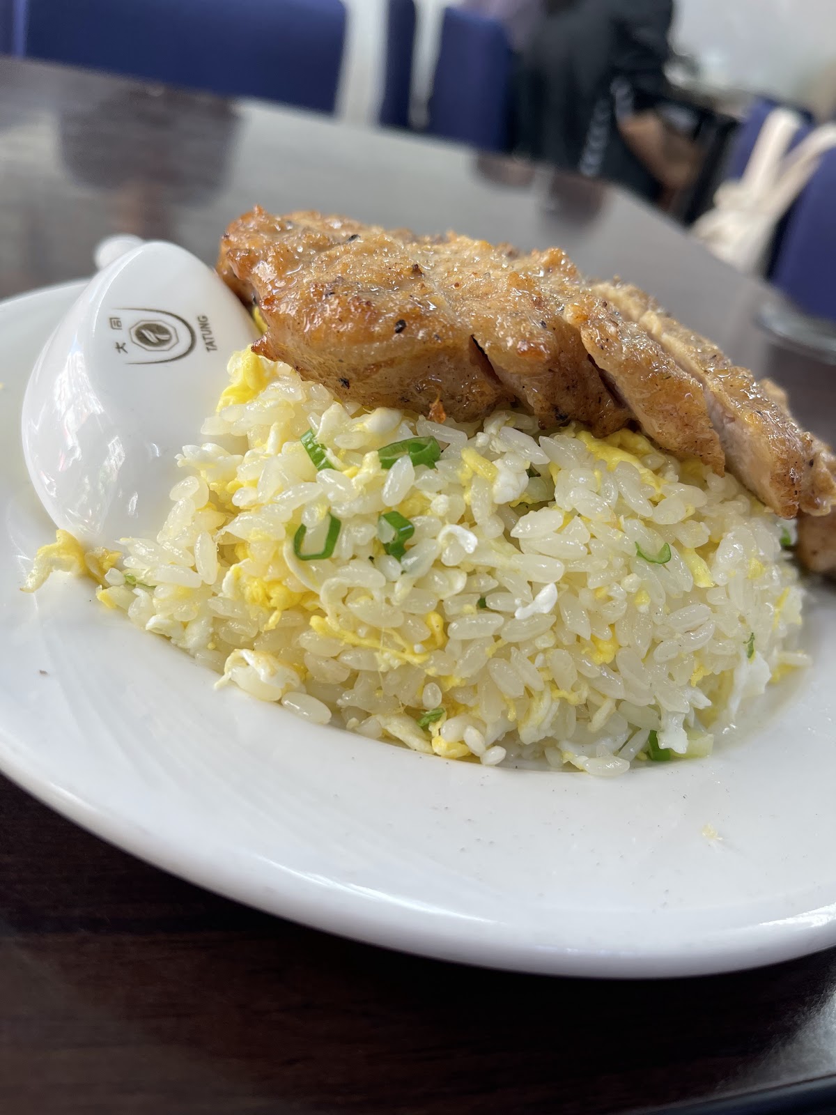 丰清揚小吃店排骨蛋炒飯，白瓷盤盛裝，蛋炒飯上鋪滿現炸排骨切片
