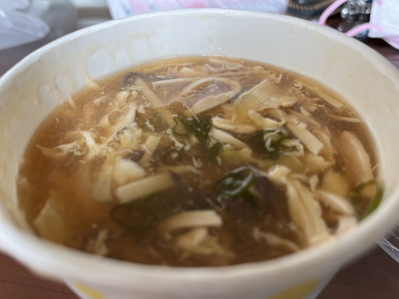 丰清揚小吃店招牌酸辣湯，湯色濃郁勾芡，內有筍絲豆腐與蛋花