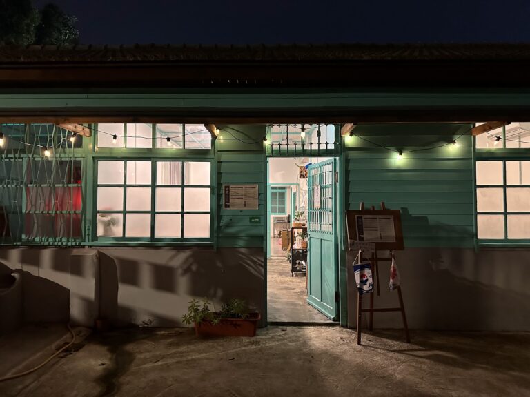 泊堂眷村咖啡店夜晚外觀,桃園龜山憲光二村園區內