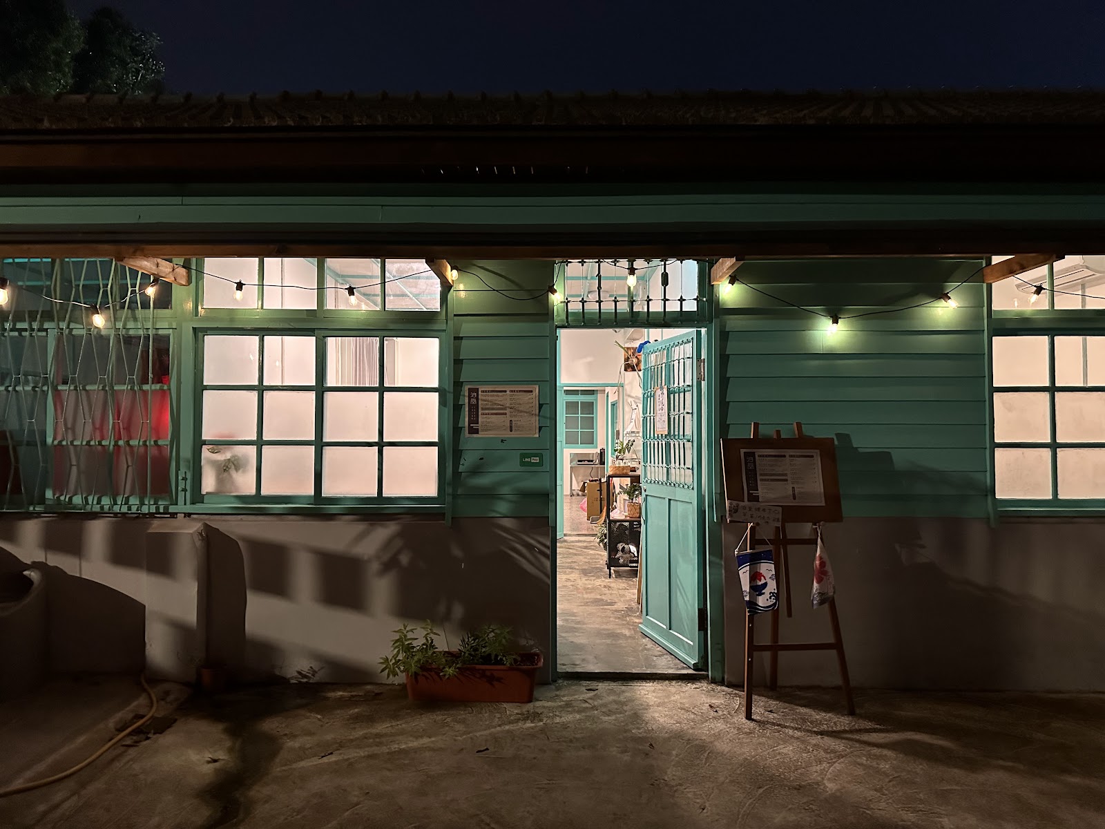 泊堂眷村咖啡店夜晚外觀,桃園龜山憲光二村園區內