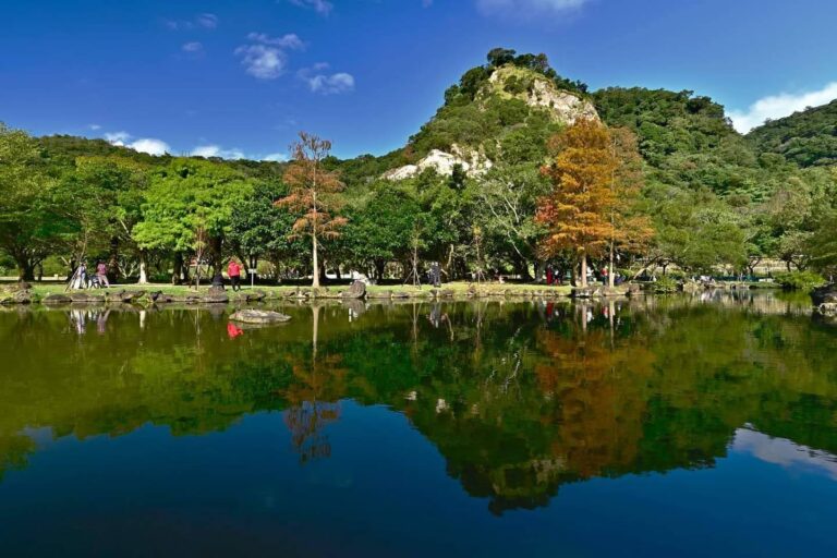 貴子坑水土保持教學園區情人湖倒影,湖面平靜倒映後方五指山層山頭與樹林