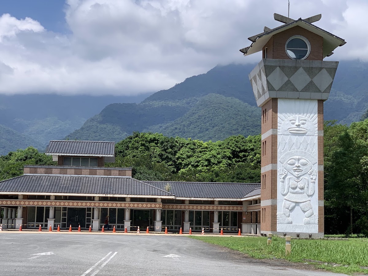 鳳林美術館瞭望塔近拍,阿美族圖騰浮雕