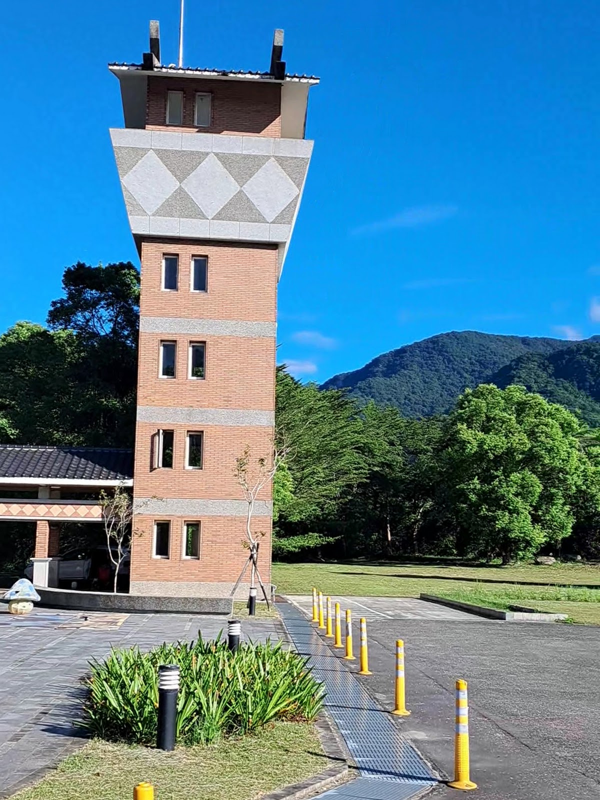 鳳林美術館瞭望塔直式構圖,藍天背景