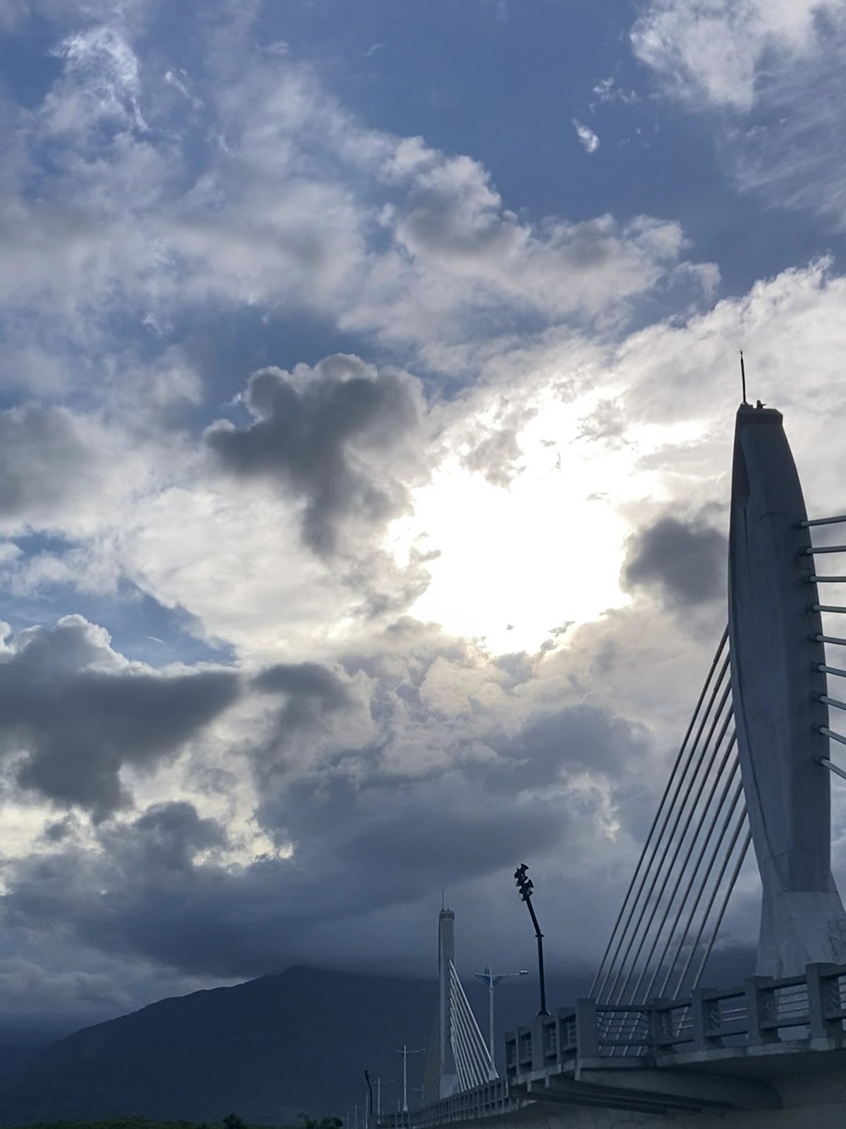 箭瑛大橋斜張橋剪影,夕陽雲層
