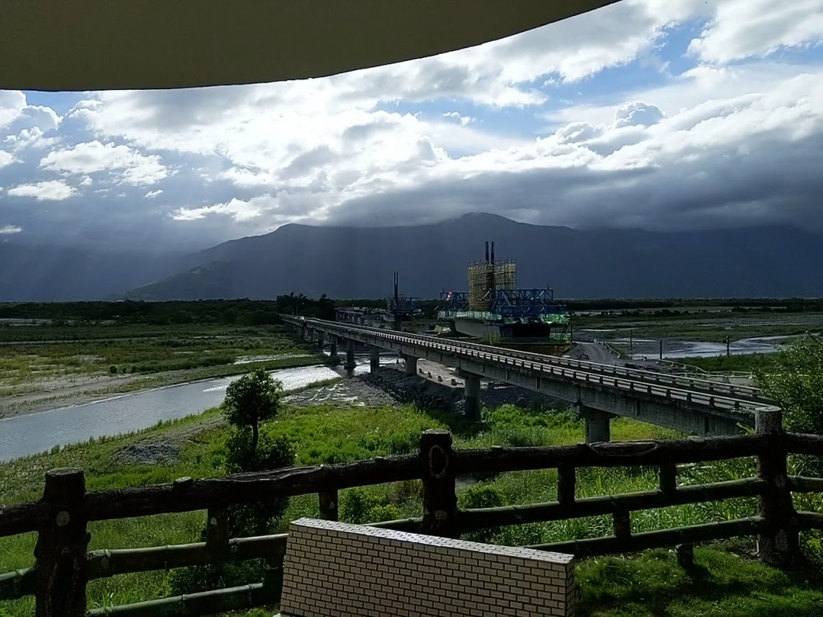 箭瑛公園眺望大橋與溪流,木製欄杆前景