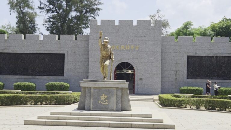 古寧頭戰史館戰士銅像與仿古堡式城牆全景