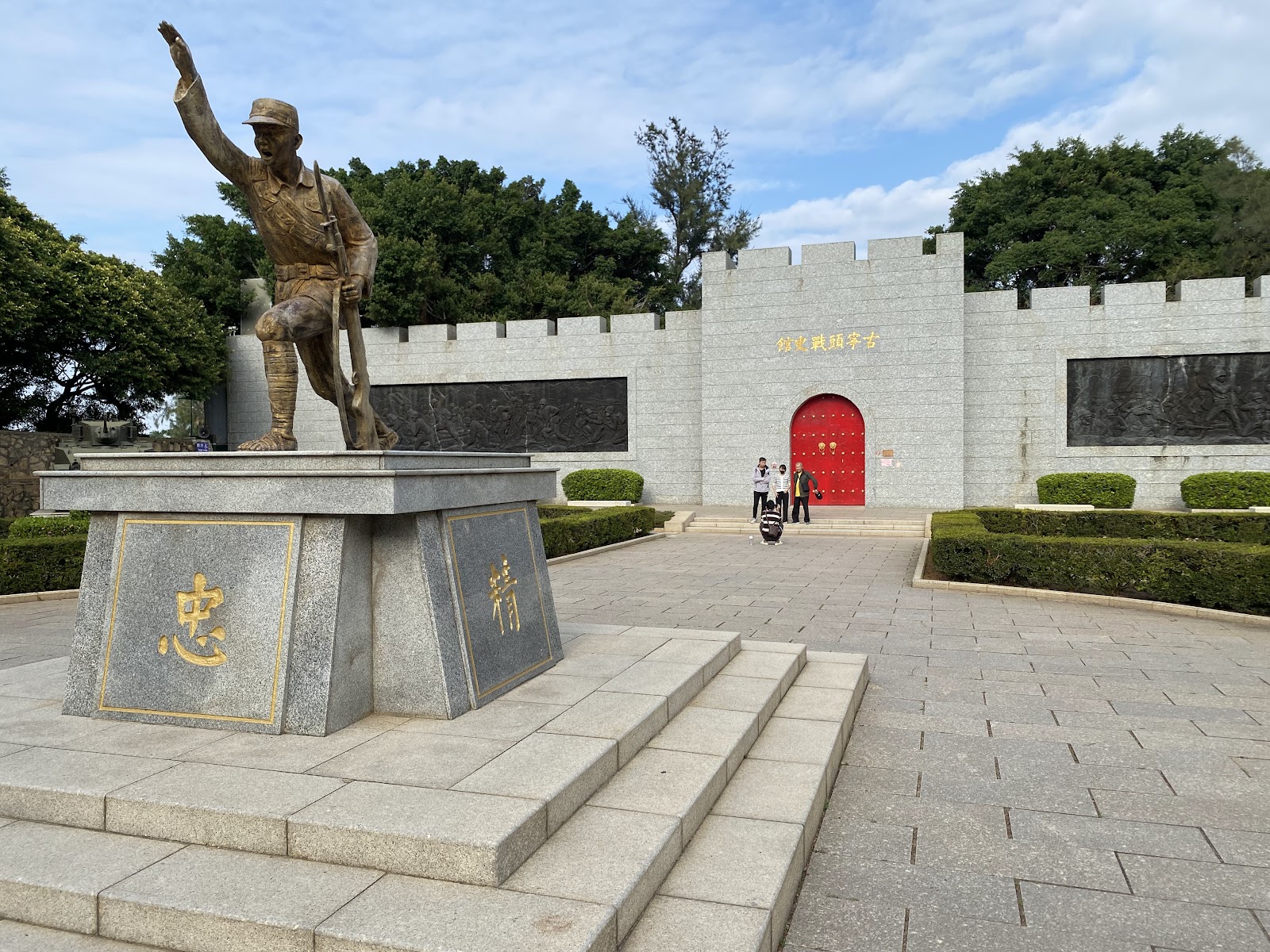 古寧頭戰史館戰士銅像與仿古堡式紅色大門