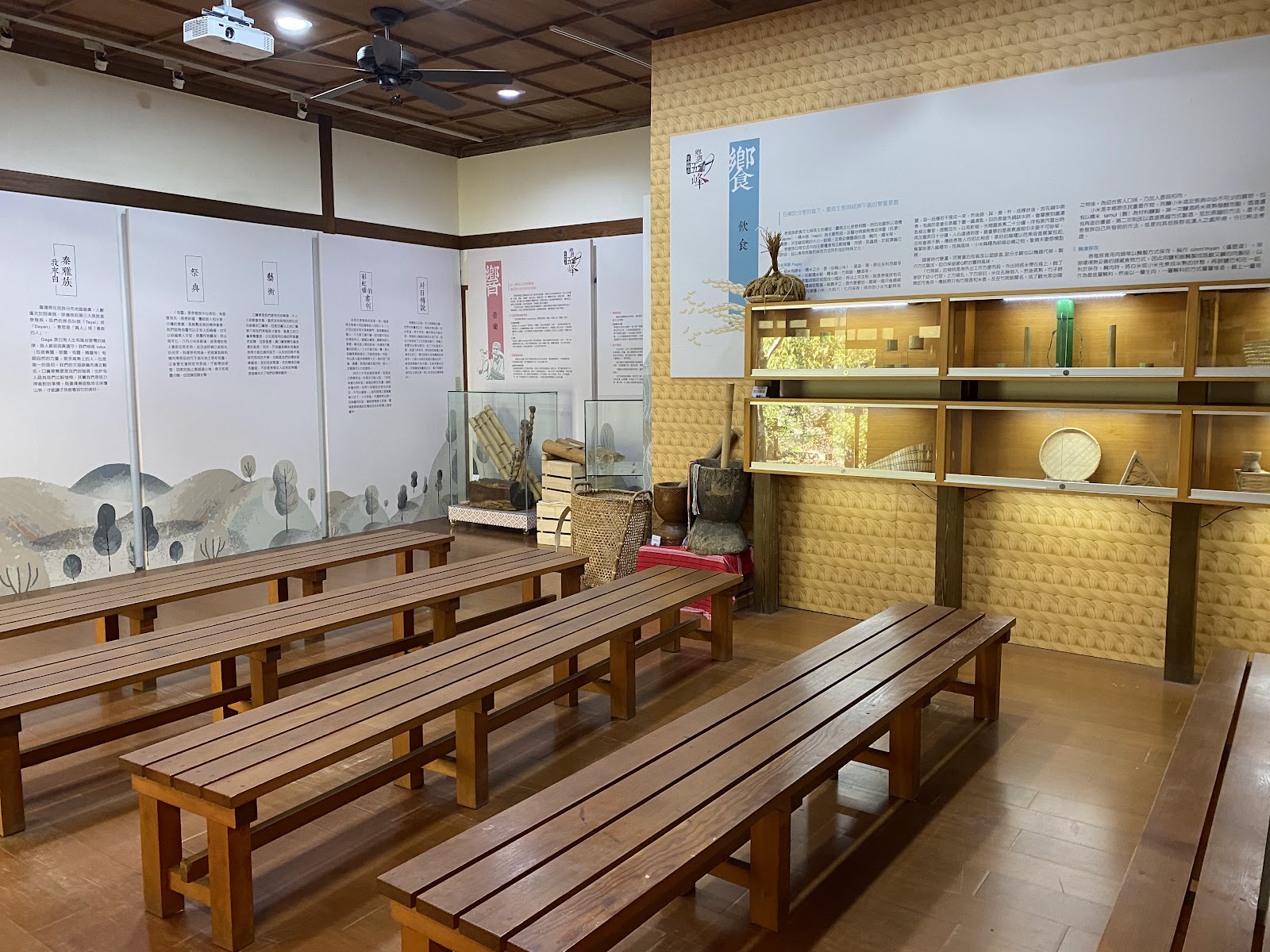 五峰鄉原住民族館展示廳文物展板