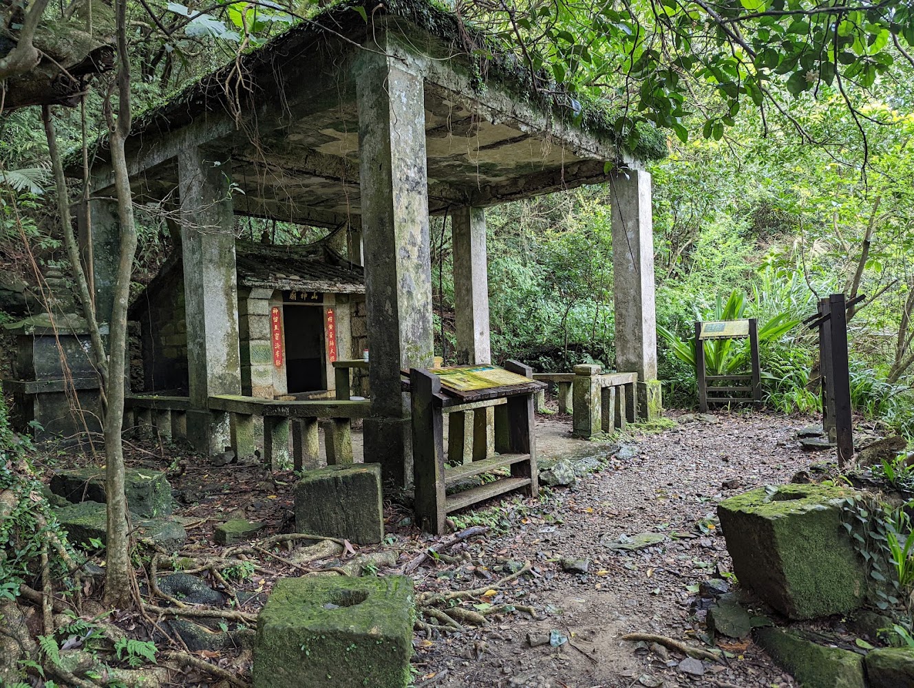 猴坑古道周邊秘境解析：走讀小粗坑古道，從猴硐越嶺九份的山林與礦村遺跡