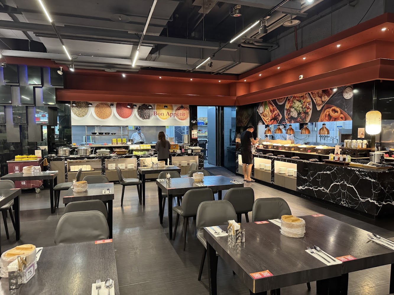 台中吃到飽懶人包｜8間人氣Buffet與餐廳比較，聚餐約會到慶生一次看