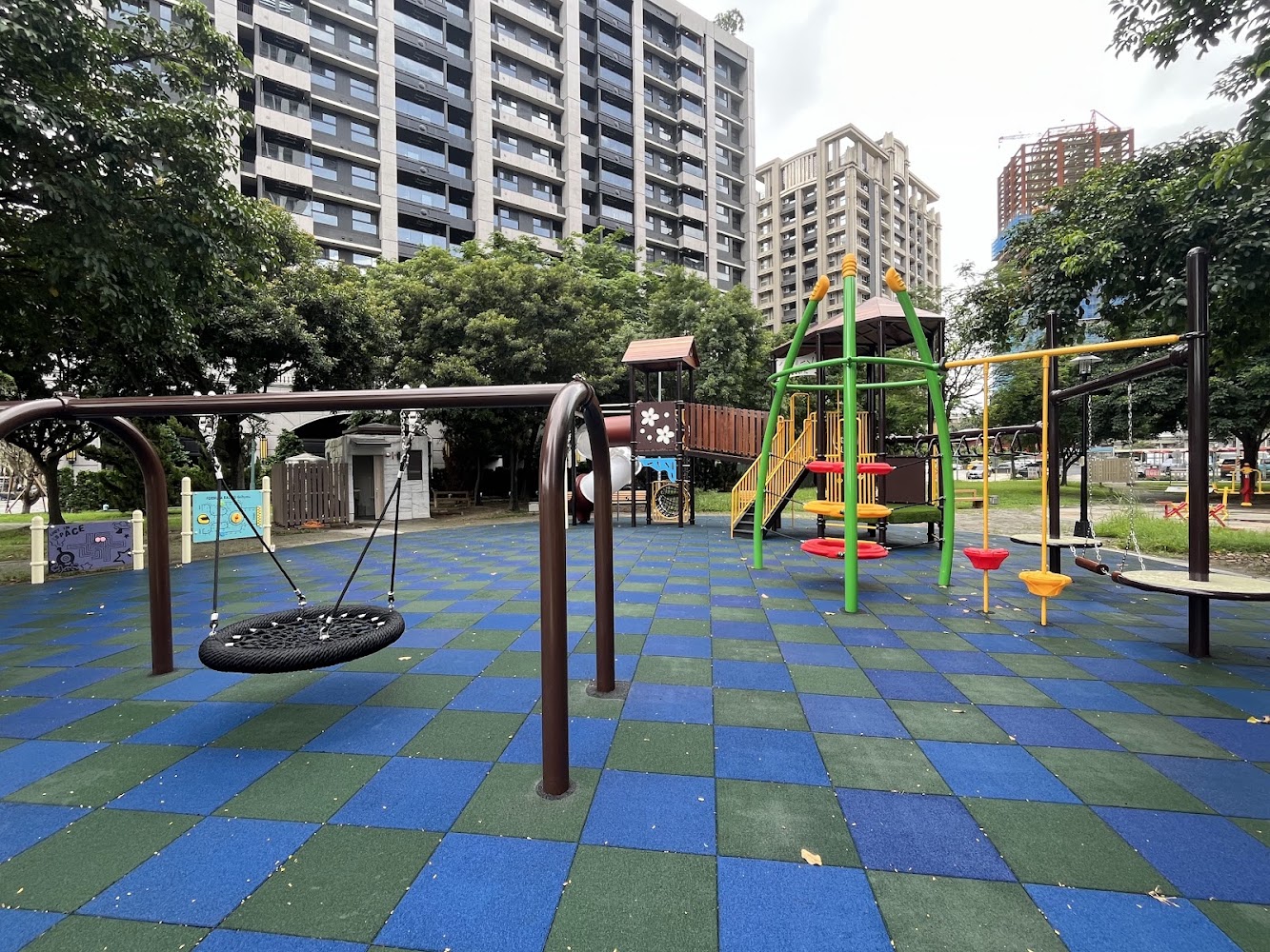華江123木頭園深度開箱：板橋新興綠地的親子散步、公園設施與周邊環境一次看