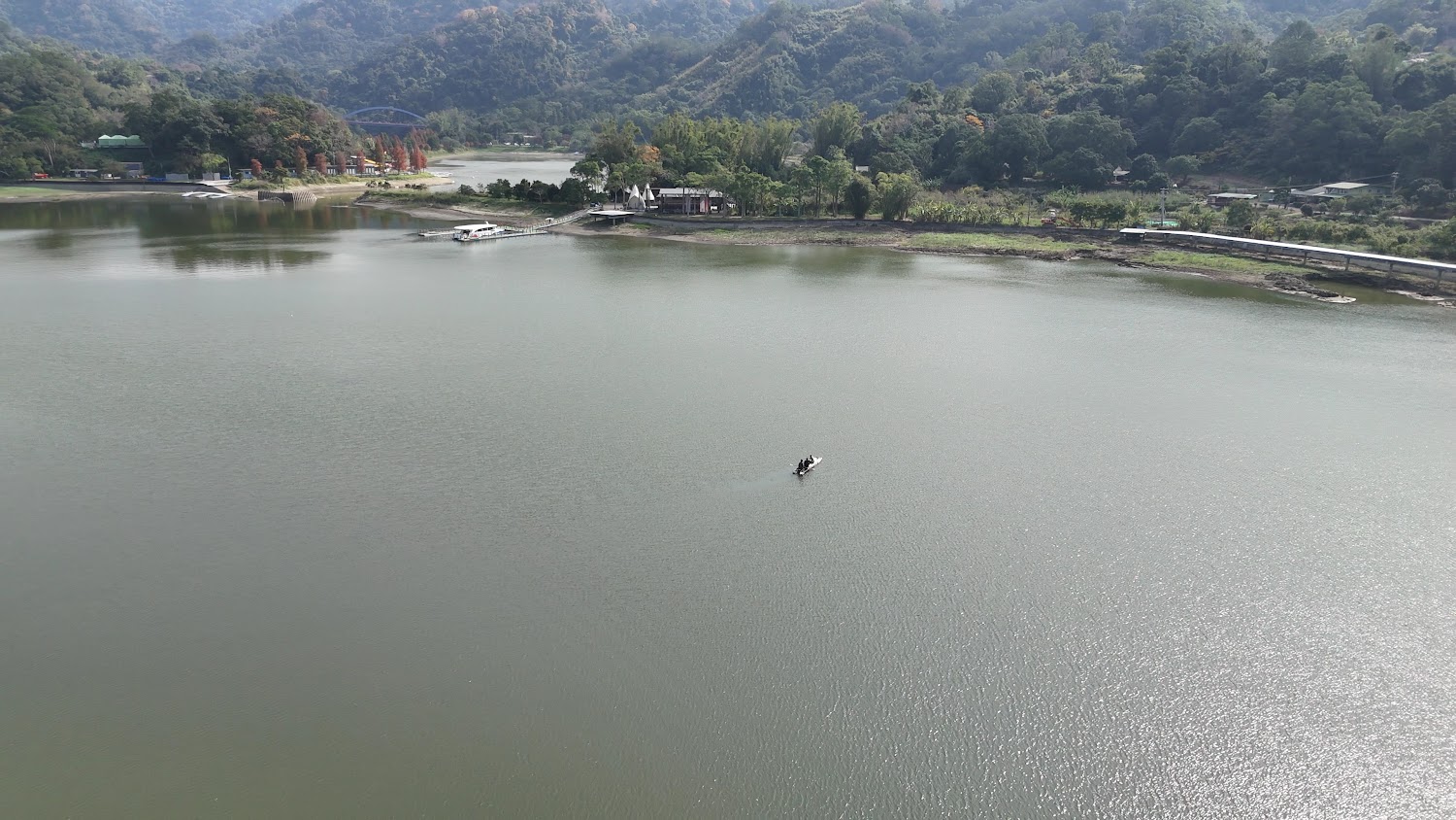 明德水庫深度旅遊攻略 苗栗湖景散步 遊船表演與日新島玩法一次看