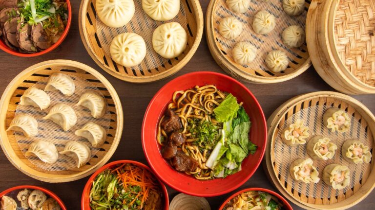 桃園美食懶人包｜8間在地人氣餐廳與小吃推薦，從米干、蒸餃到麻辣鍋一次收藏