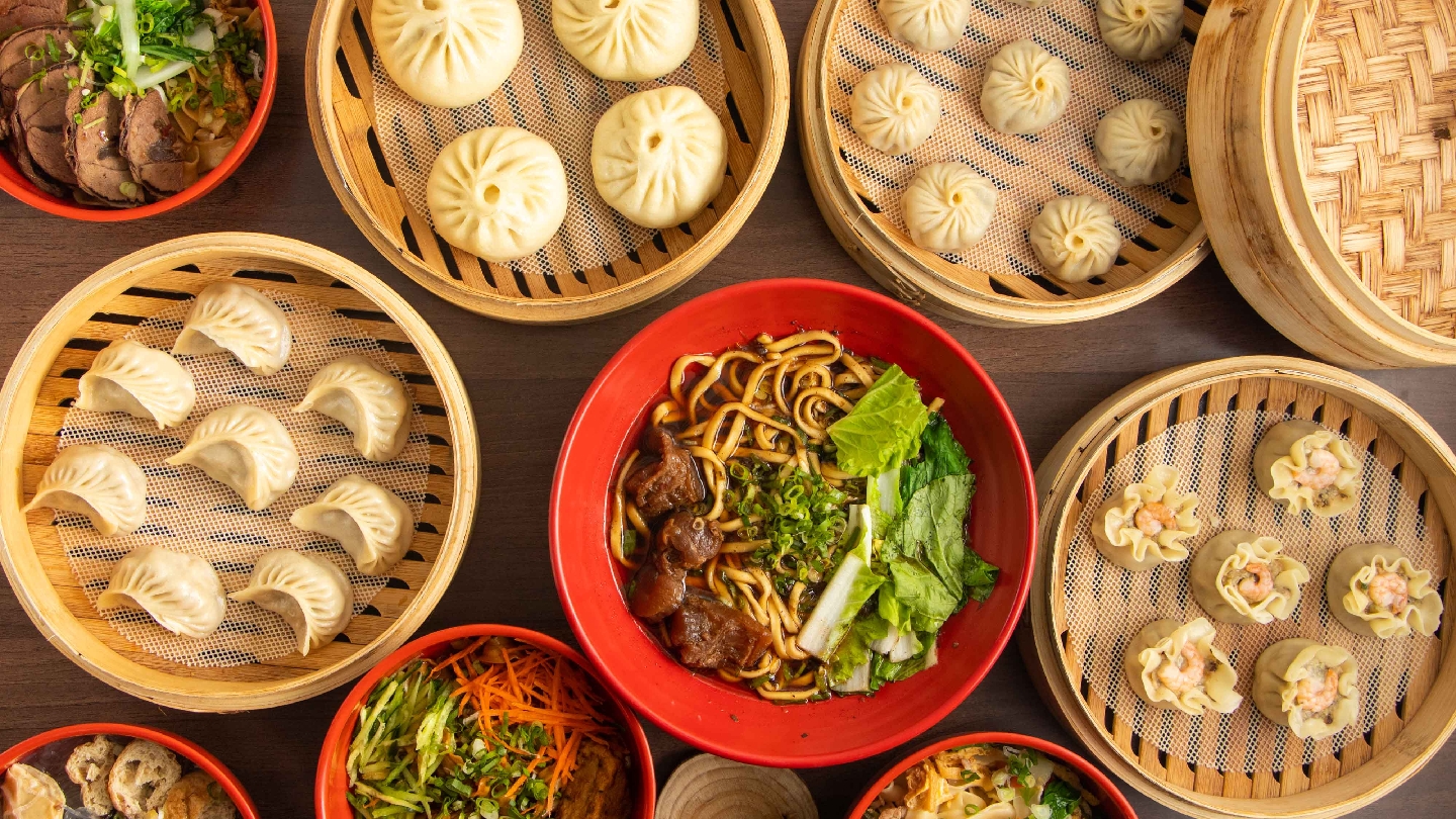 桃園美食懶人包｜8間在地人氣餐廳與小吃推薦，從米干、蒸餃到麻辣鍋一次收藏