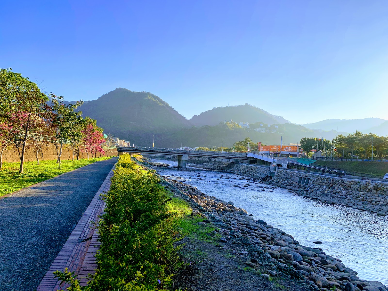 貓羅溪自行車道河堤步道與遠方山巒晨昏景色