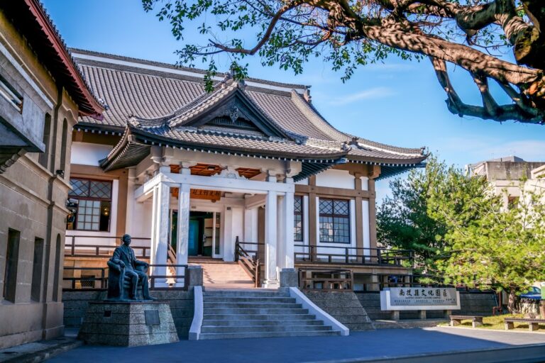 南投縣文化園區武德殿建築與張深切先生塑像