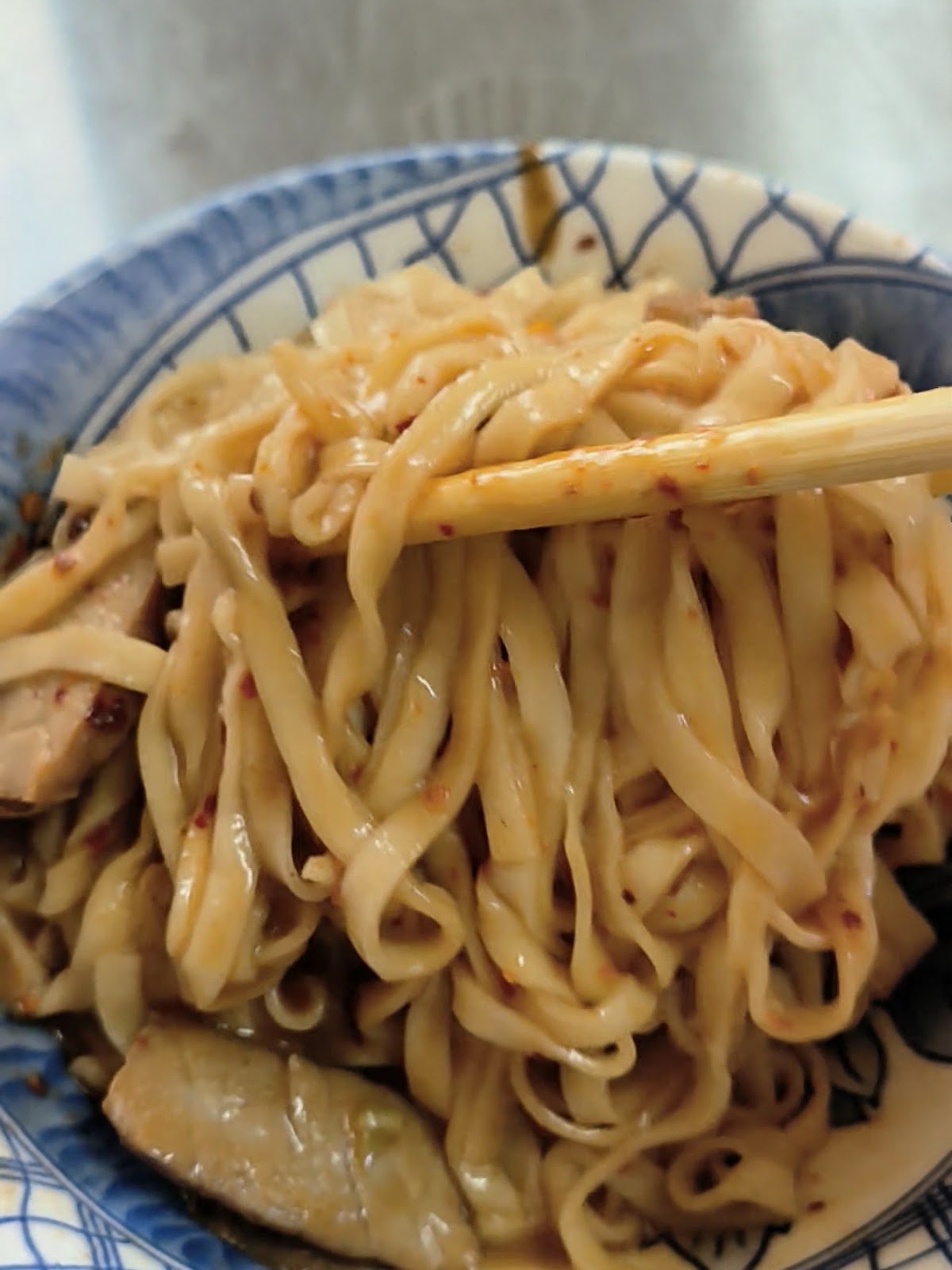 老盧外省麵麻醬乾麵 老盧外省麵麻醬乾麵特寫,麵條裹滿濃郁醬料