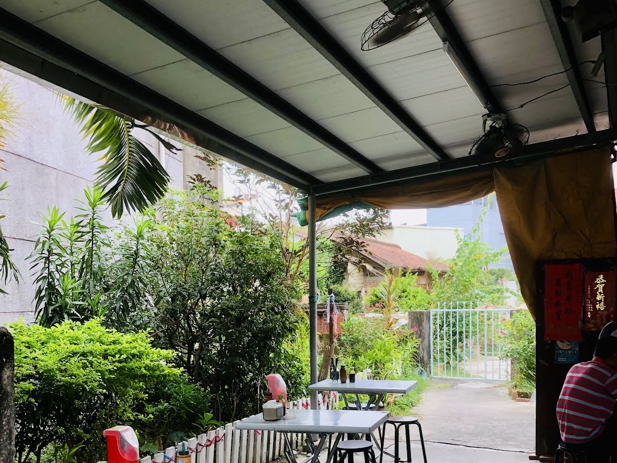 文魁麵店戶外庭院用餐區