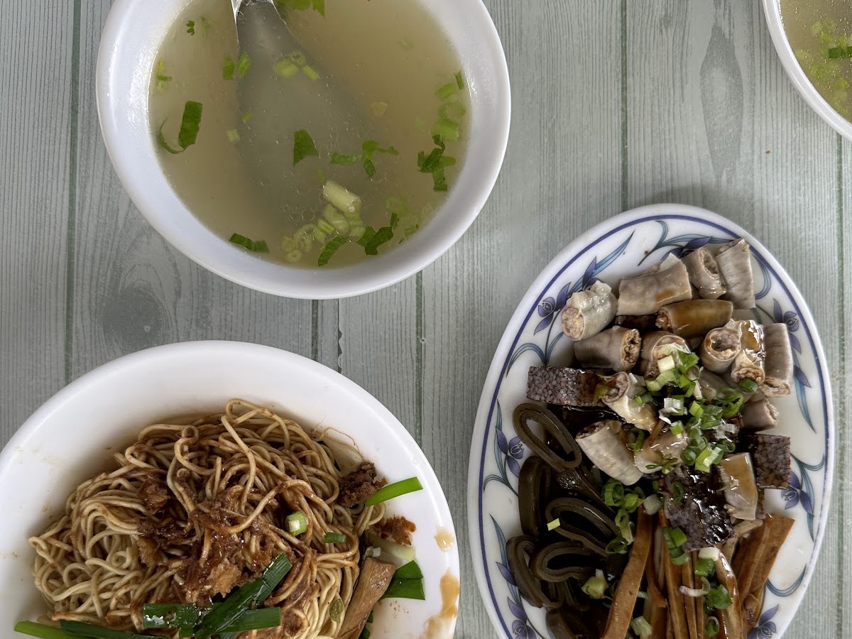 文魁麵店麻醬乾麵與小菜俯拍