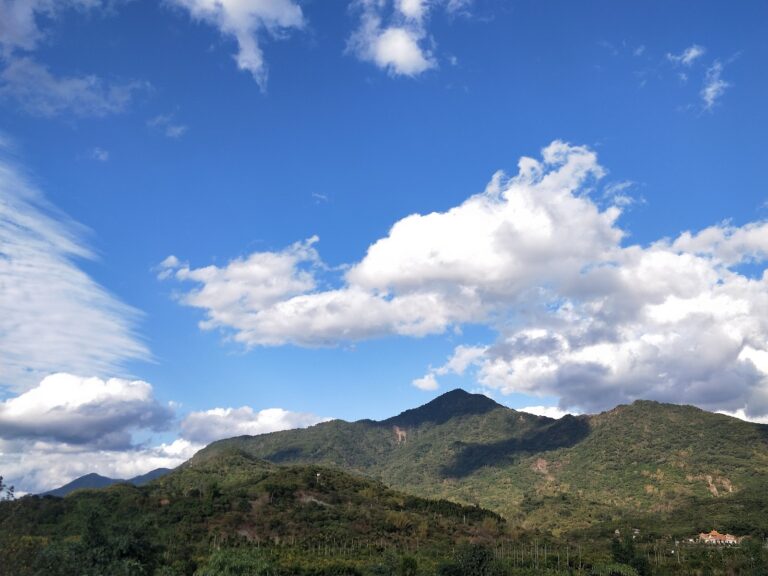 屏東鹽埔鄉隘寮溪堤頂遠眺大武山系藍天白雲景觀