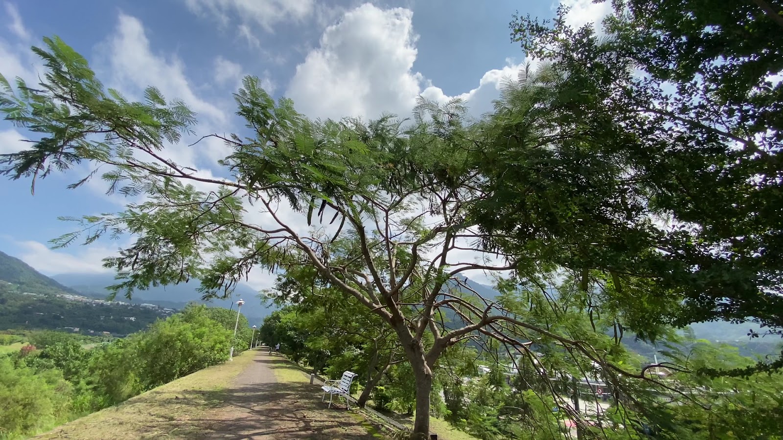 屏東鹽埔隘寮溪堤頂遠眺山巒景觀