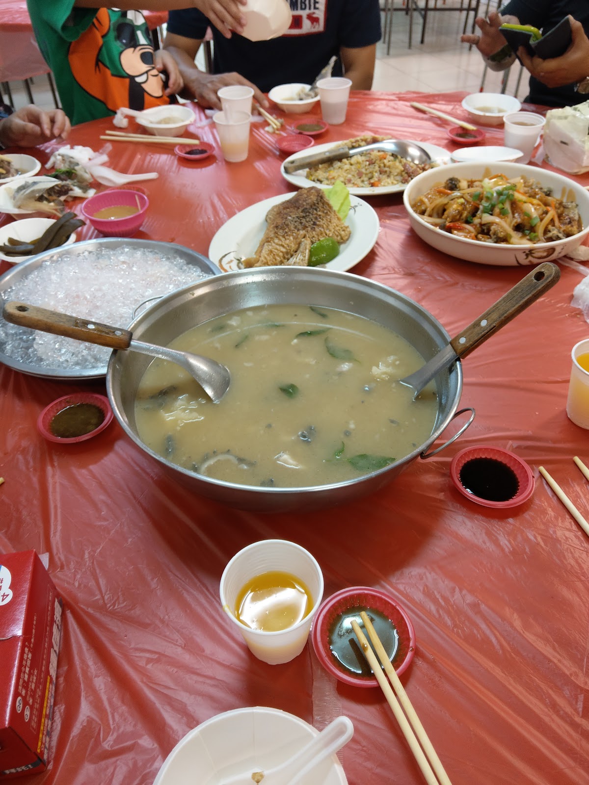 屏東鹽埔馬沙草魚店滿桌菜餚含味噌魚湯