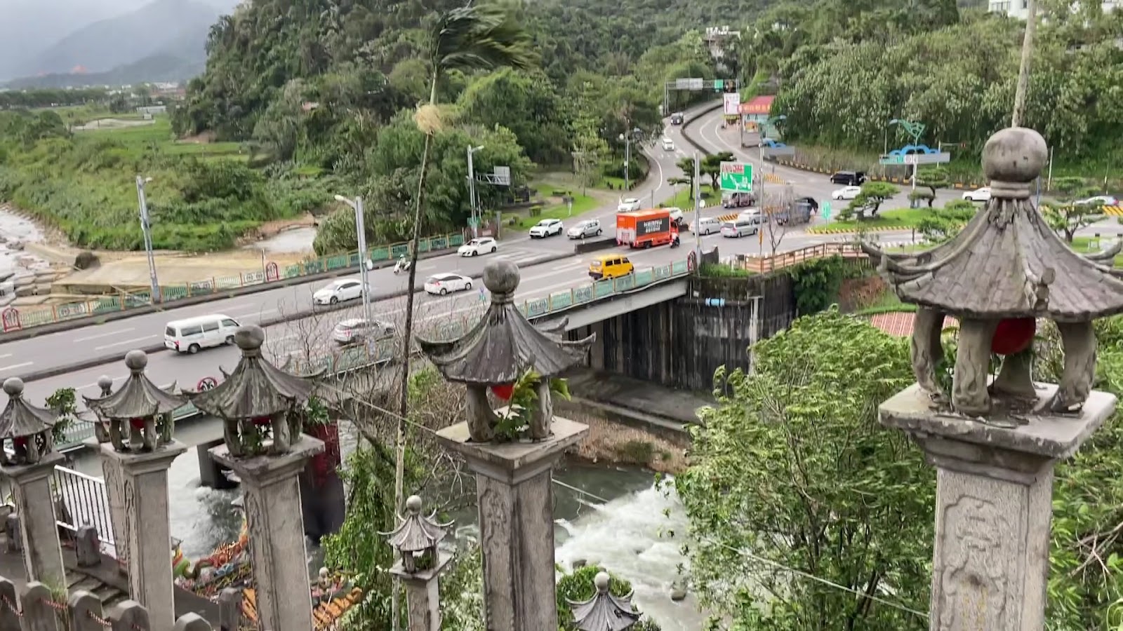 醒靈寺石燈籠平台俯瞰埔里橋梁與山巒