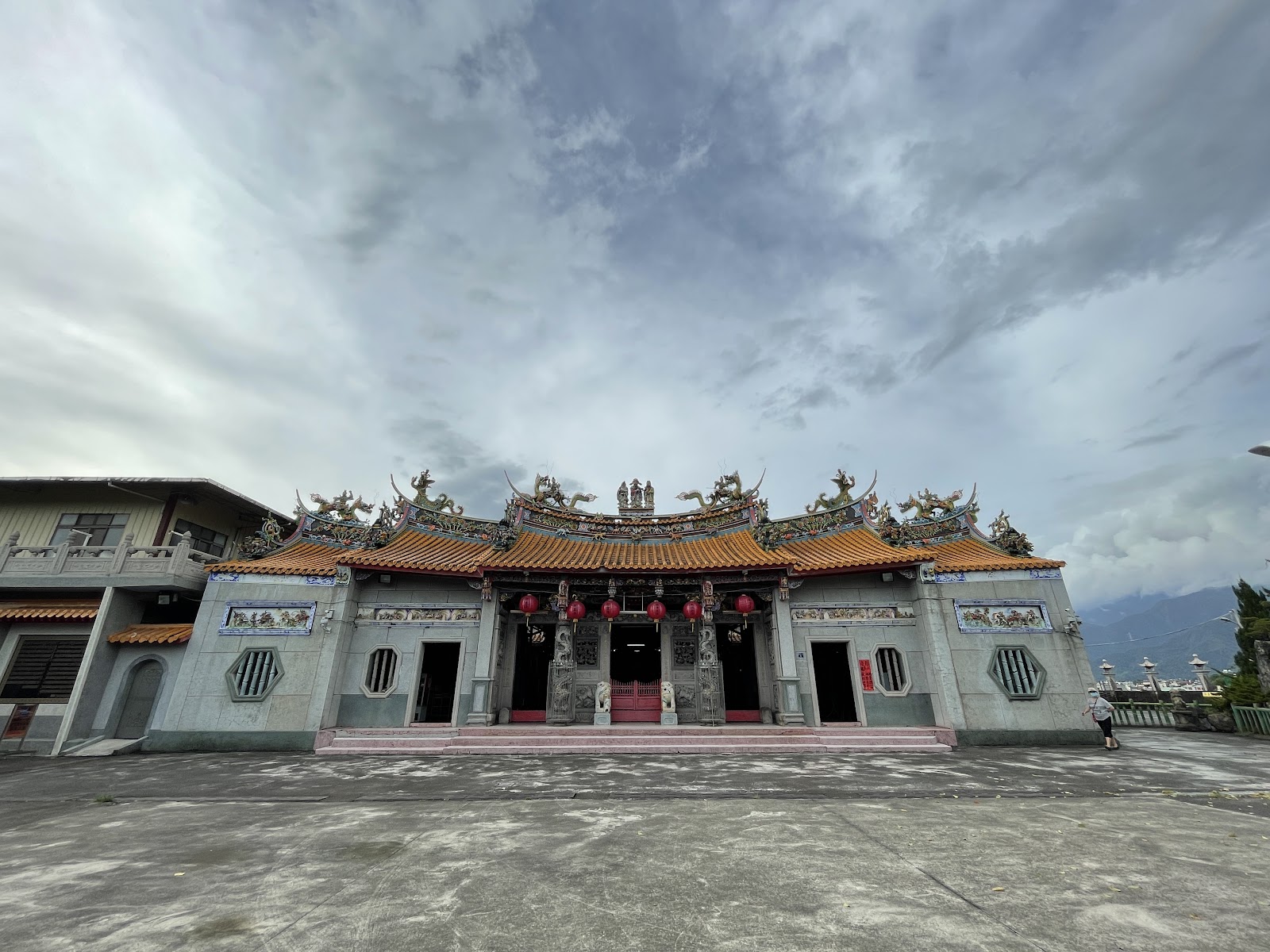 南投埔里醒靈寺廟埕正面全景,可俯瞰埔里盆地