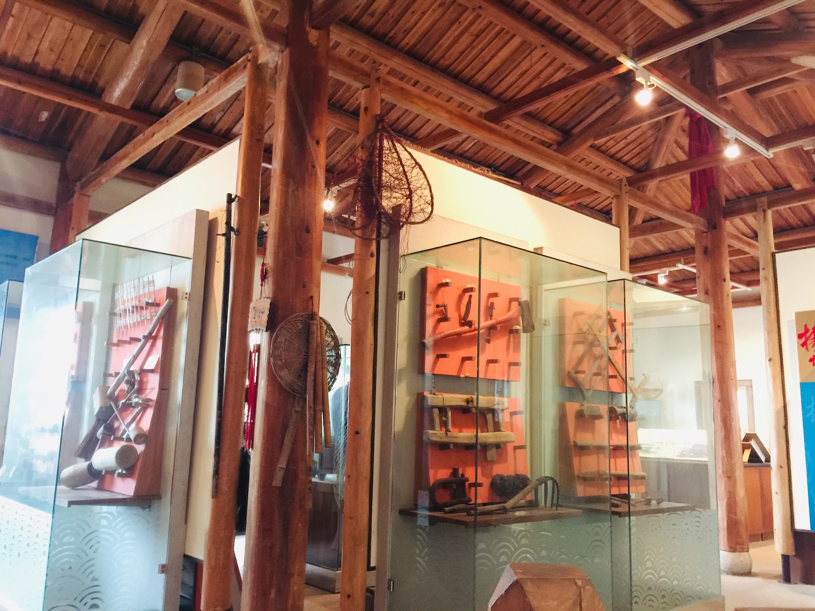 橋仔漁村展示館內部展示漁業器具